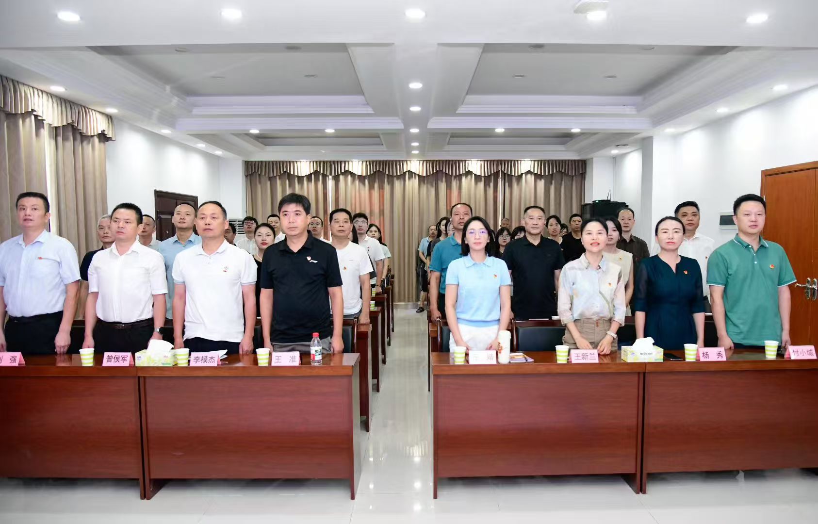 观看大阅兵.jpg 观看大阅兵.jpg